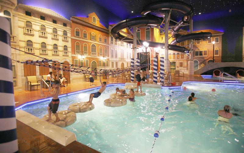 Kids playing at Venetian Waterpark at Holiday Inn & Suites in Minneapolis Northwest