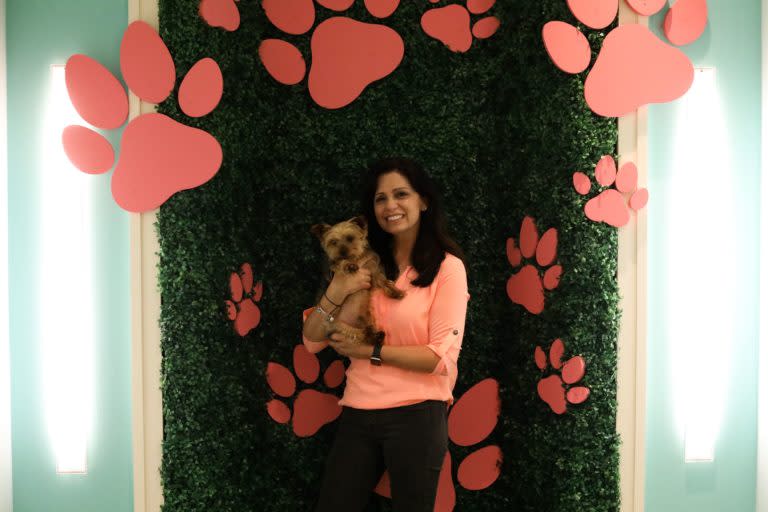Kelly-Paws-at-the-Mall