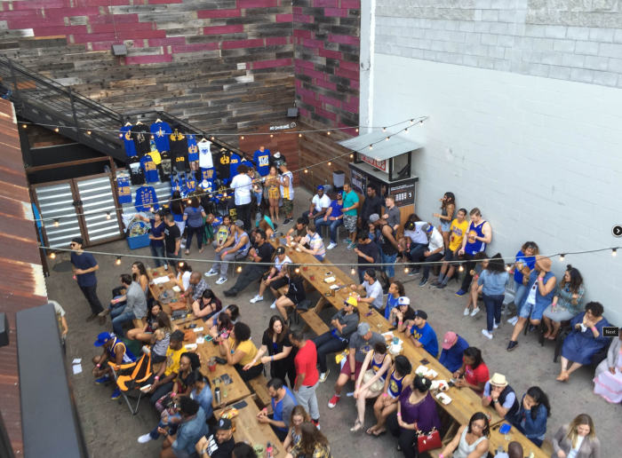 Mad Oak Sports Bar in Oakland California