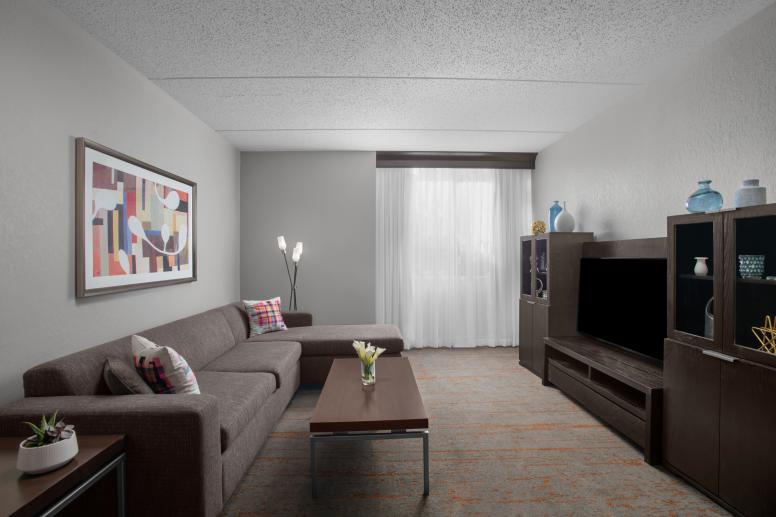 Renaissance_REN_INDBR_18_Suite_living_room Renaissance North Interiors 2023