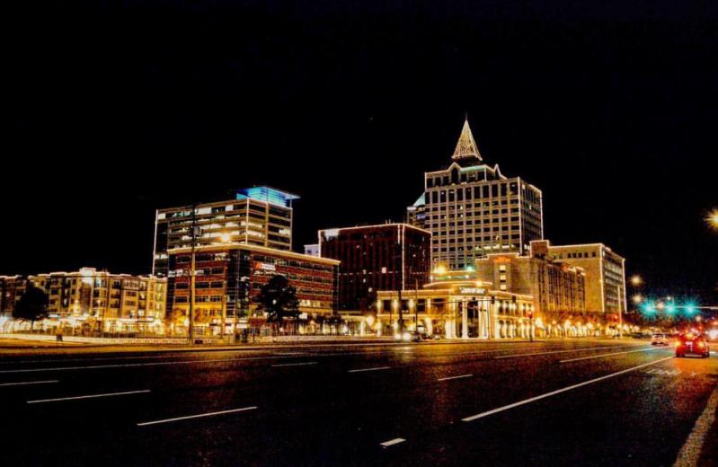 Les lumières de fin d'année du Town Center la nuit à Virginia Beach