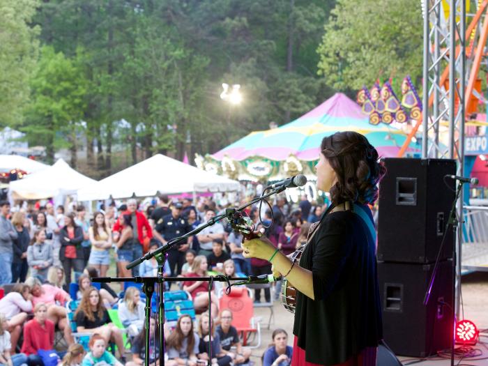 teenager singing at dunwoody idol contest during lemonade days