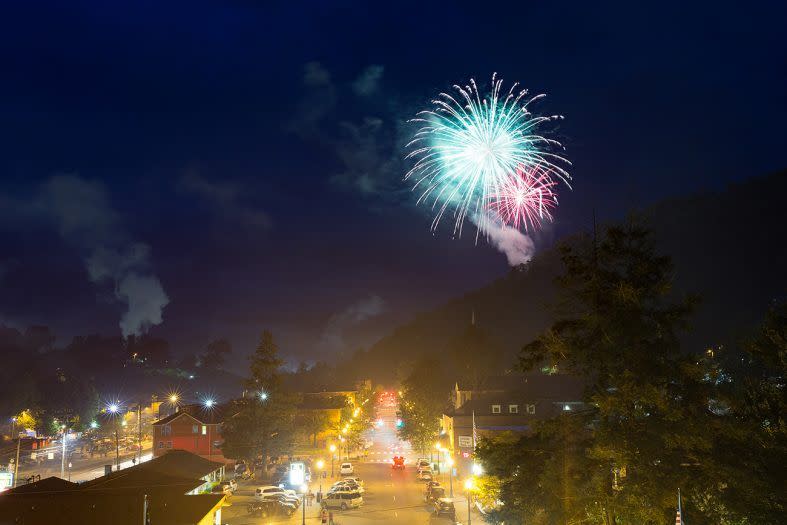 Sylva_Fireworks_2015_Nick_Breedlove_021_NEW_787x525_d8f0336e-b96f-472c-a80a-73914a09d6e4