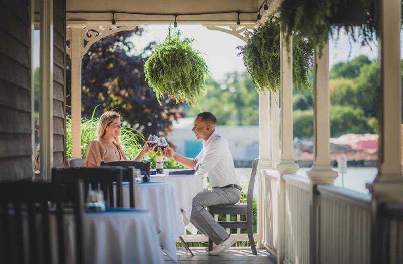 couple eating at Solo on Main