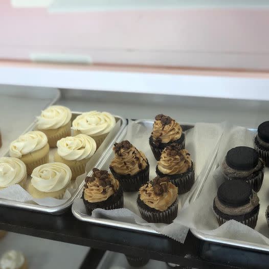 vanilla, chocolate and oreo cupcakes
