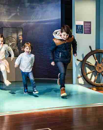 Barn som leker på Sjøfartsmuseet i Aust-Agder