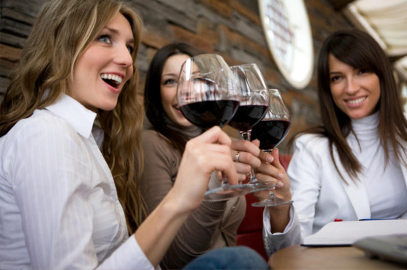Women-winetasting-party