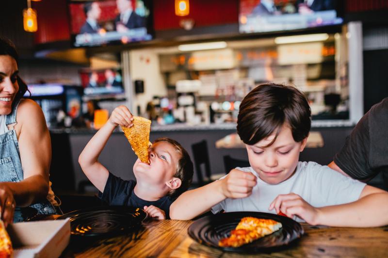 kids and family eating pizza