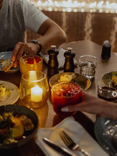 Bord fullt av mat og drikke på Grenseløs restaurant