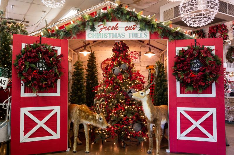 Decorator's Warehouse with barn and reindeer