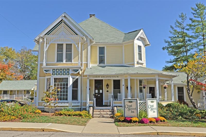Exterior of the Grant Street Inn during fall