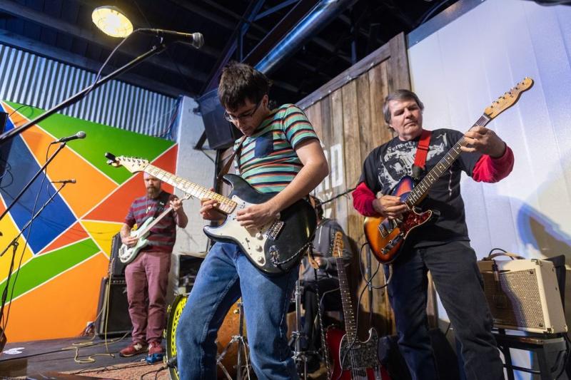 A band performing at Switchyard Brewing Co.