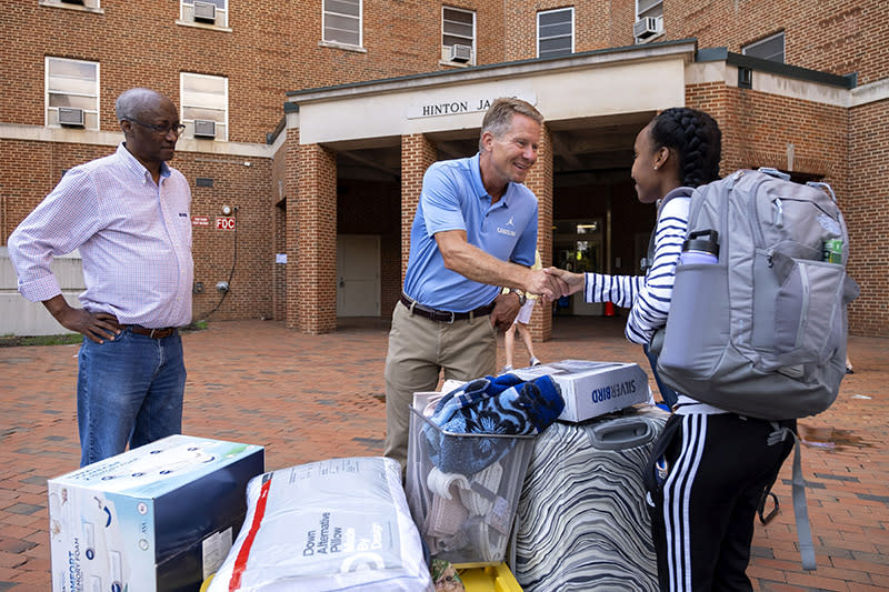 UNC Chancellor Kevin Guskiewicz greets students at Hinton James Residence Hall during move-in week