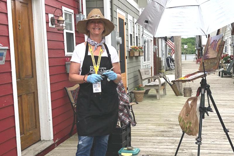 Local artist Cindy Harris paints Canandaigua boathouse en Plein Air at the City Pier