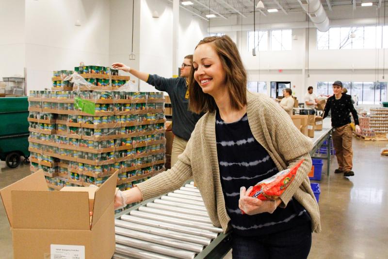 Second Harvest Heartland volunteer