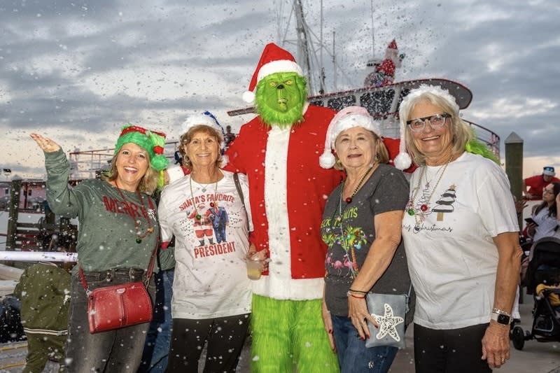 holiday-drone show-grinch