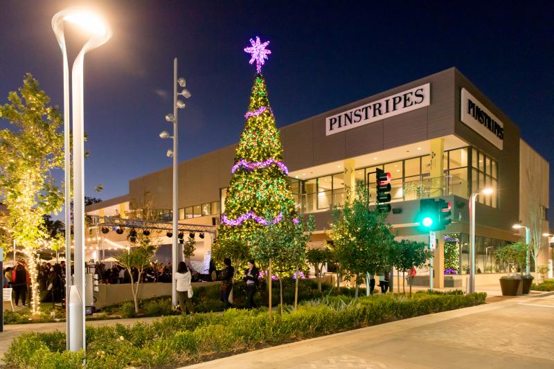 Holiday_Shopping_At_Hillsdale_Shopping_Center_in_SanMateo