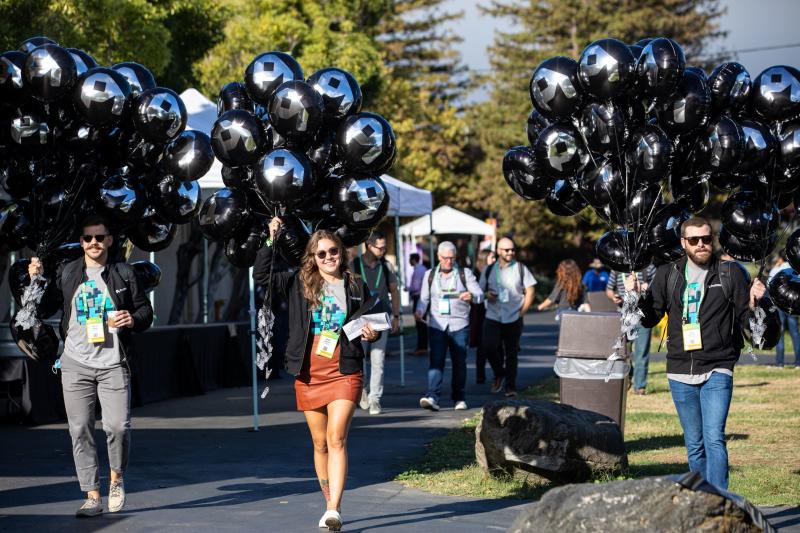 SaaStr Annual Conference 2021 attendees carrying balloons