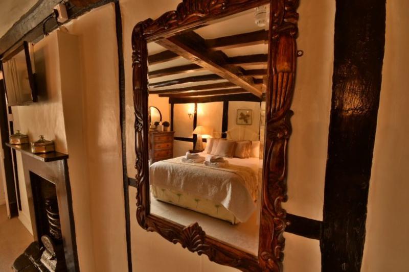 Fox Goes Free, bedroom