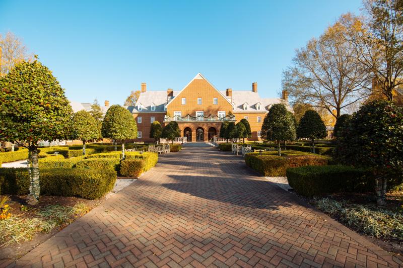 Entrance of the Founders Inn in Virginia Beach