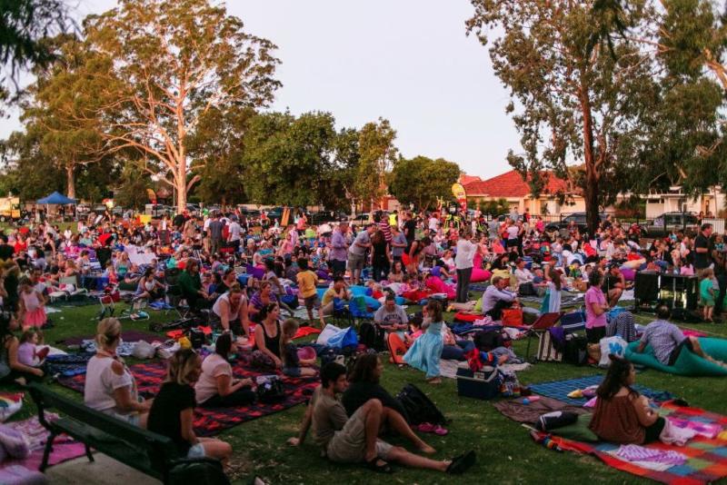 outdoor_movie_crowd