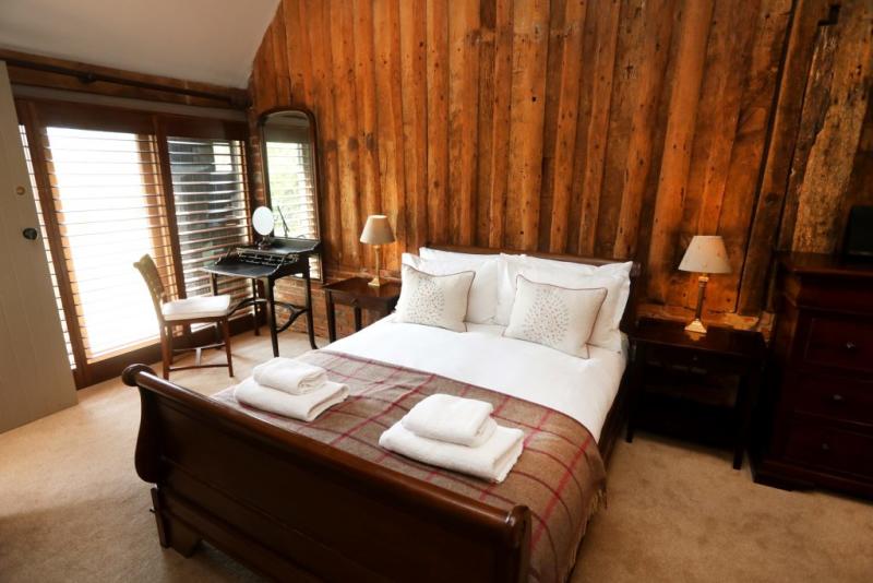 Halfway Bridge Inn bedroom