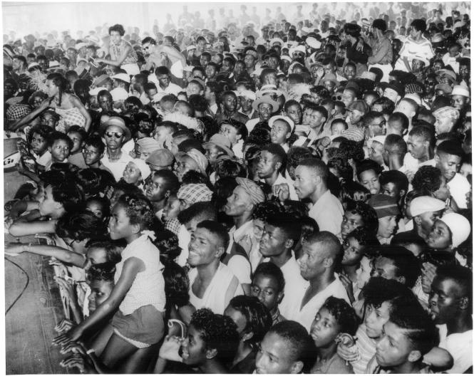 Carr's Beach, Crowd watching the teenagers broadcast.