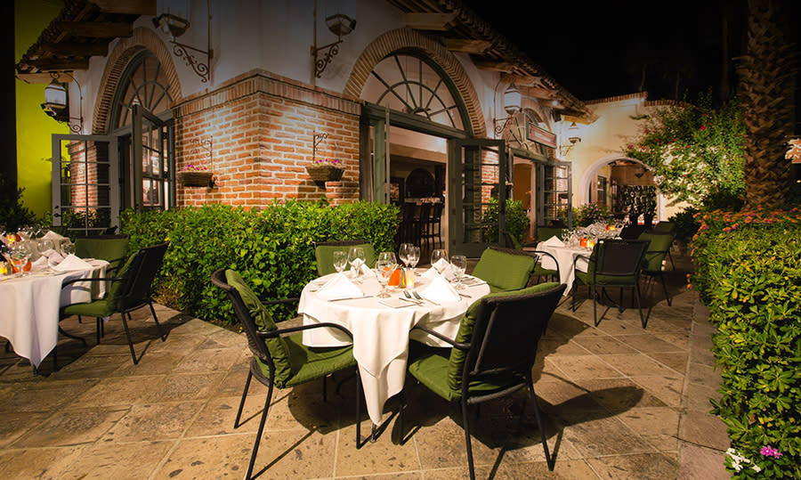 Miro outdoor dining room