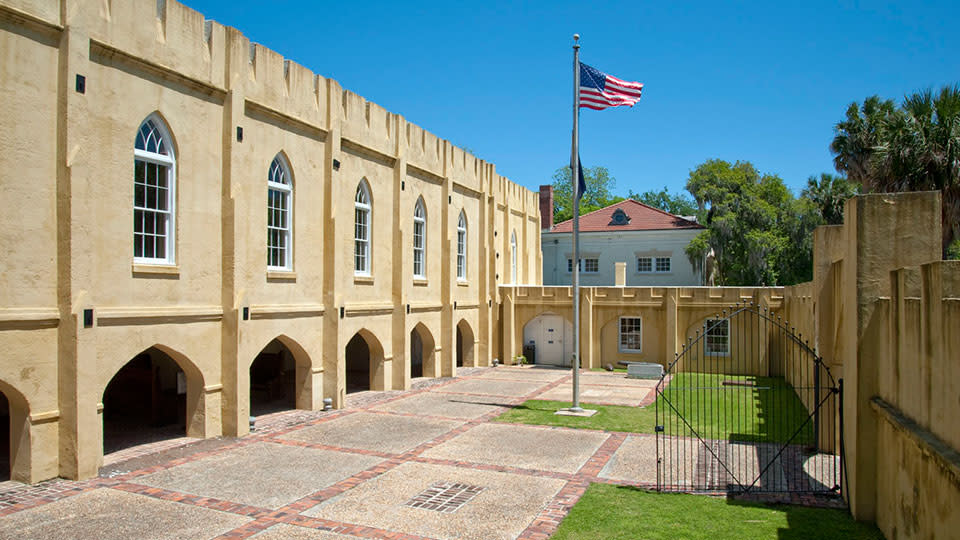 arsenal_courtyard_visitors_center