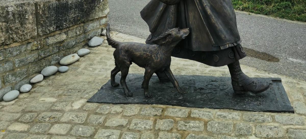 Mary Anning dog Tray at the bottom of the statue