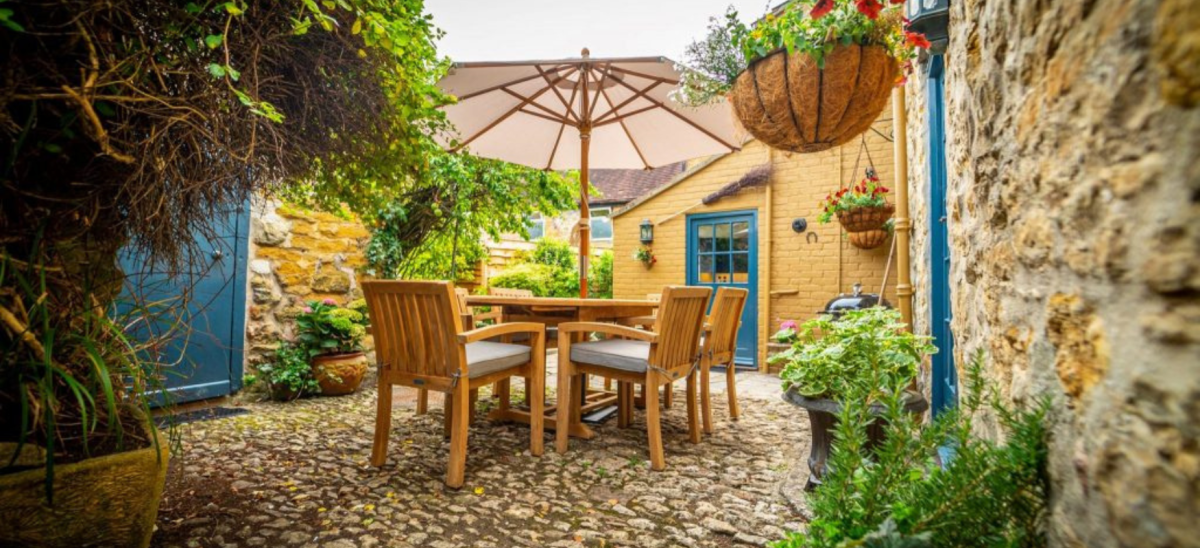 Courtyard of the Eastbury Cottage with outdoor table and chairs set