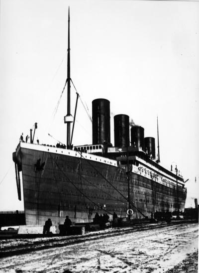 Black and white image of the Titanic ship