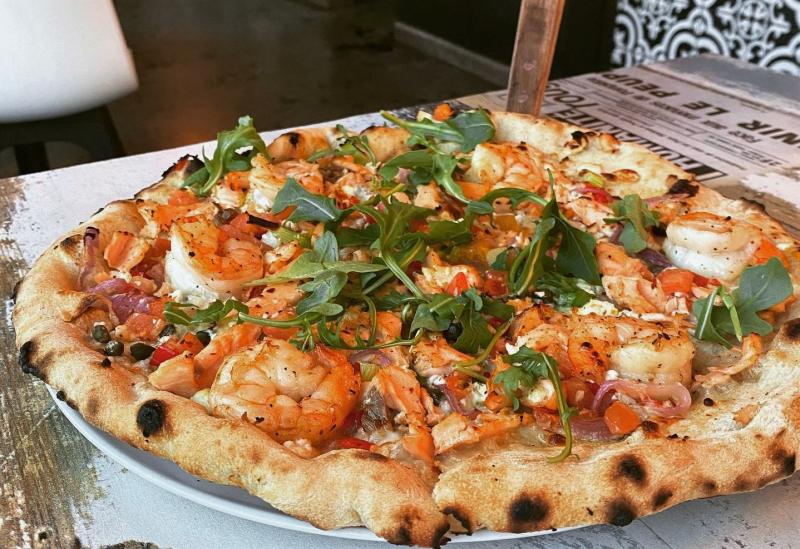 Pizza with shrimp and arugula from Da Vinci