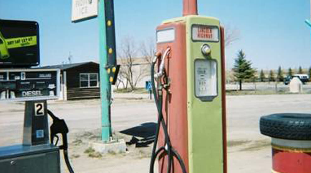 Lincoln Highway gas pump at Rock River