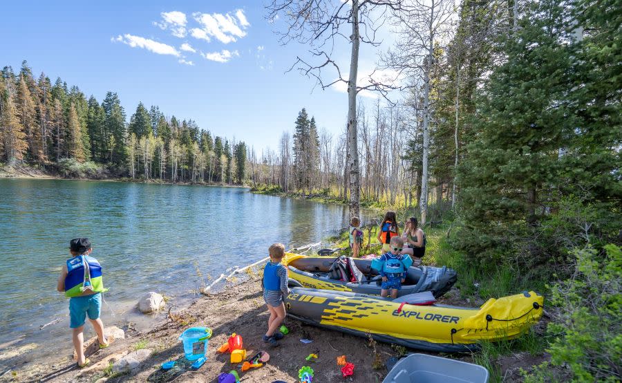 A family plays on the shore of Payson Lakes