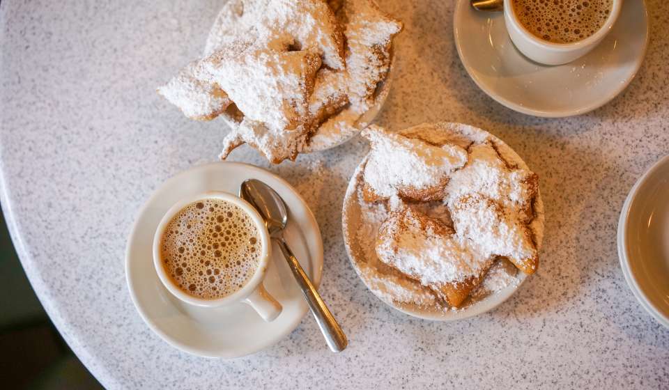 Cafe du Monde - Beignets and Coffee