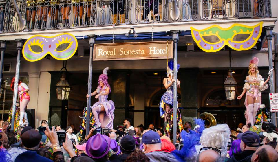 Le « Greasing of the Poles », sur Bourbon Street