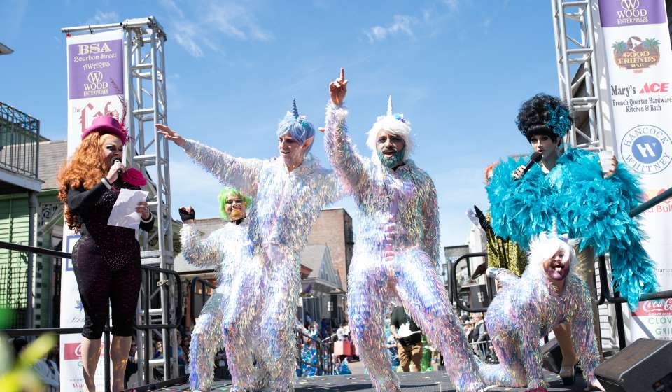 Los juerguistas se disfrazan el día de Mardi Gras para los Premios Bourbon Street