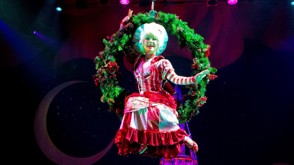 Performer in Cirque Dreams Holidaze coming to the Embassy Theatre