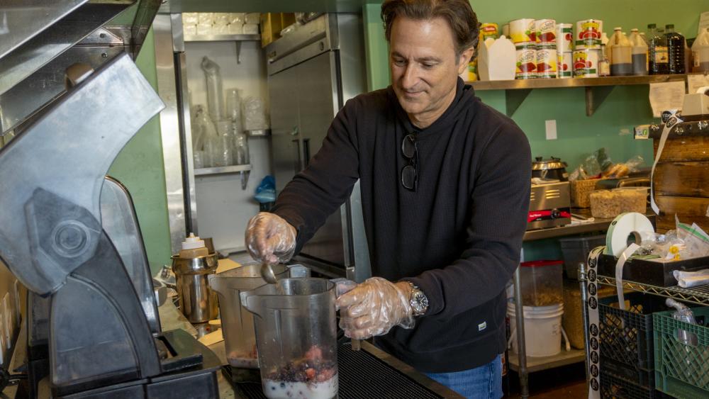 Vibe Health Bar - Owner Jeff Greco making Smoothie