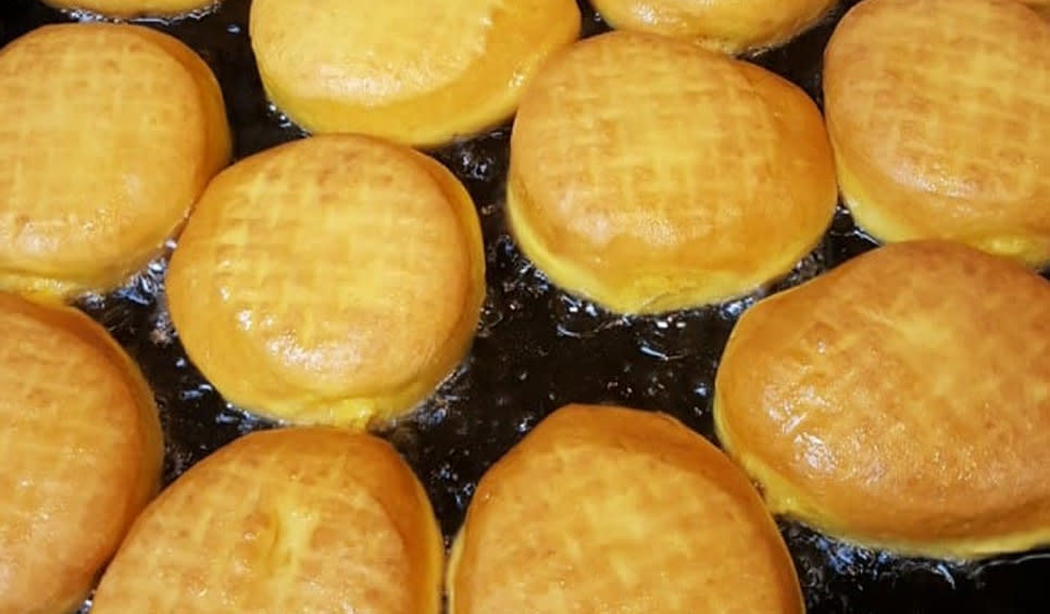 Becks Bakery - Paczki frying