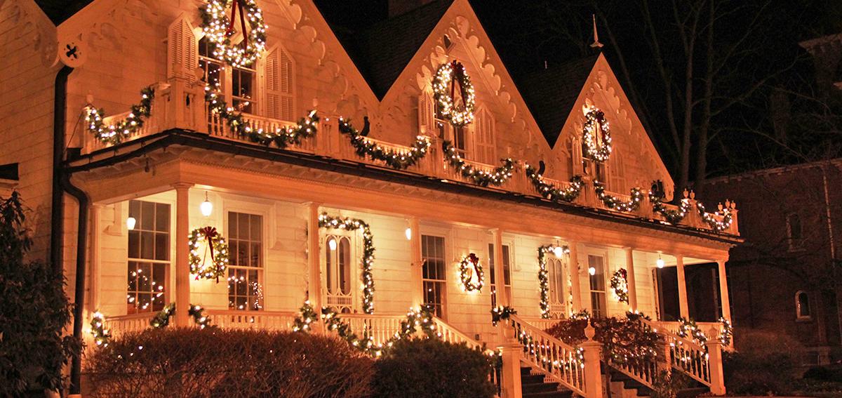 foster-cottage-clifton-springs-exterior-winter-lights