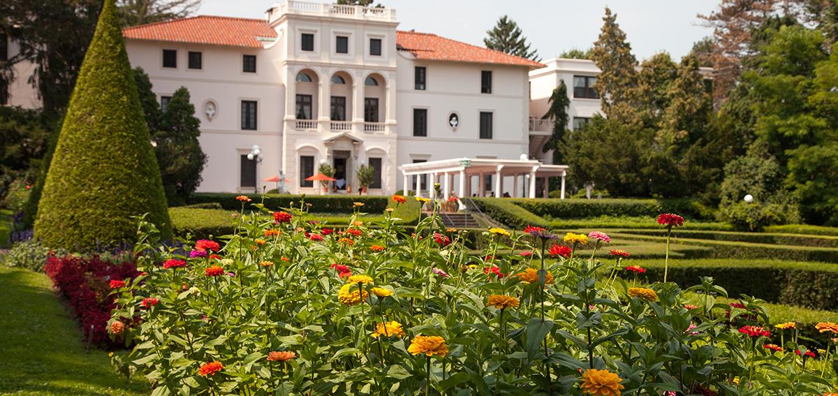 geneva-on-the-lake-exterior-building-and-garden-flowers