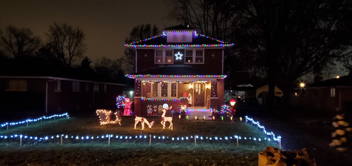 Luzes de Natal exibem em 3361 Sandpoint Rd. em Fort Wayne, Indiana