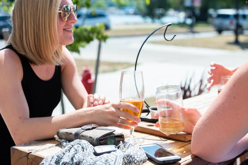 young-lion-canandaigua-exterior-patio-drinks