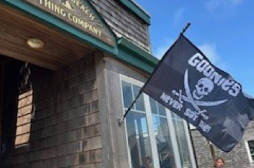 Cannon Beach Clothing Company Exterior