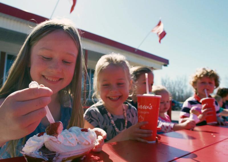 Kids eating ice cream