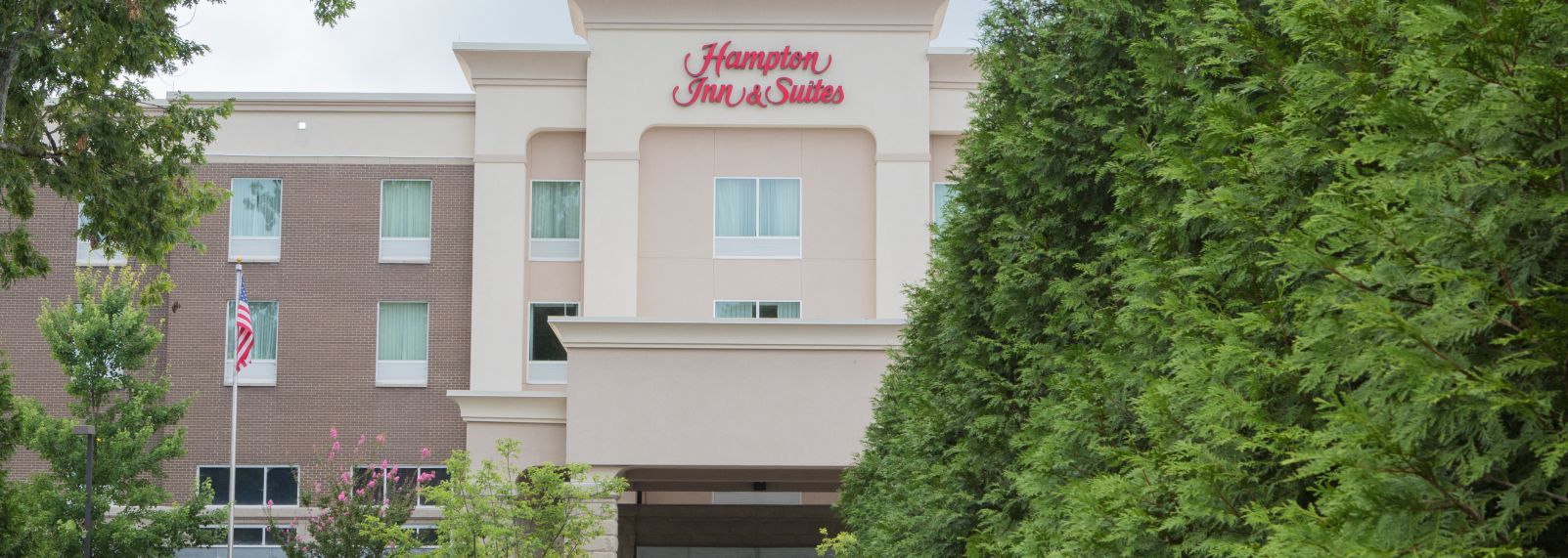 Hampton_Inn_Suites.JPG