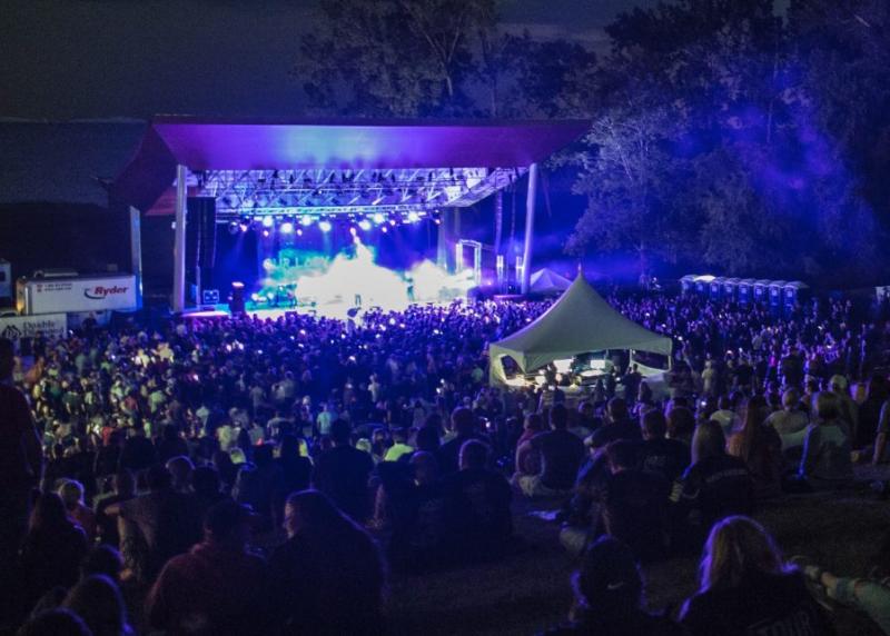 Live music with crowd at amphitheatre