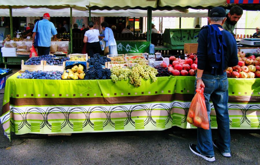 Man purchasing fresh produce at local farmers market